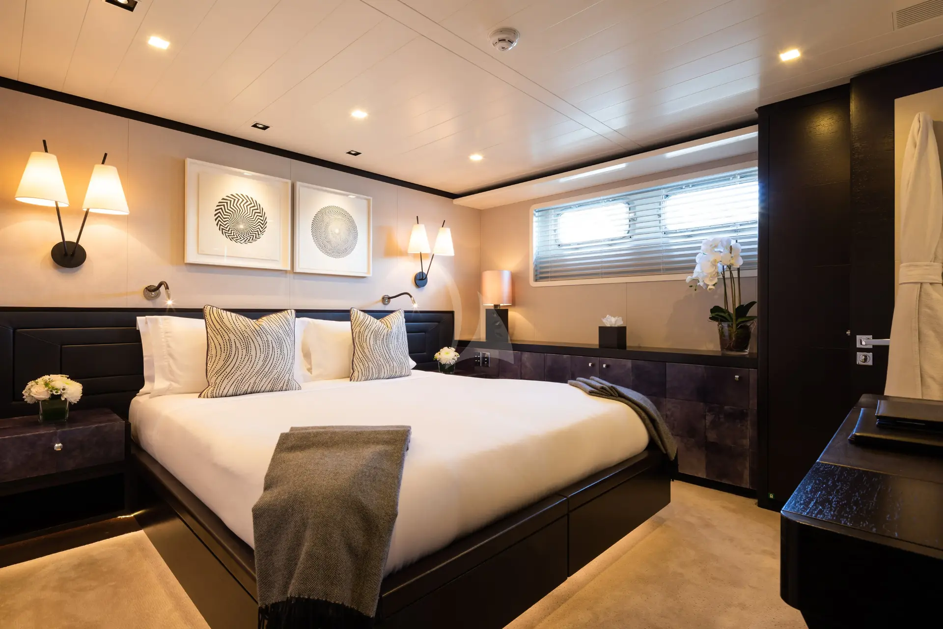 MIRAGE Charter Yacht