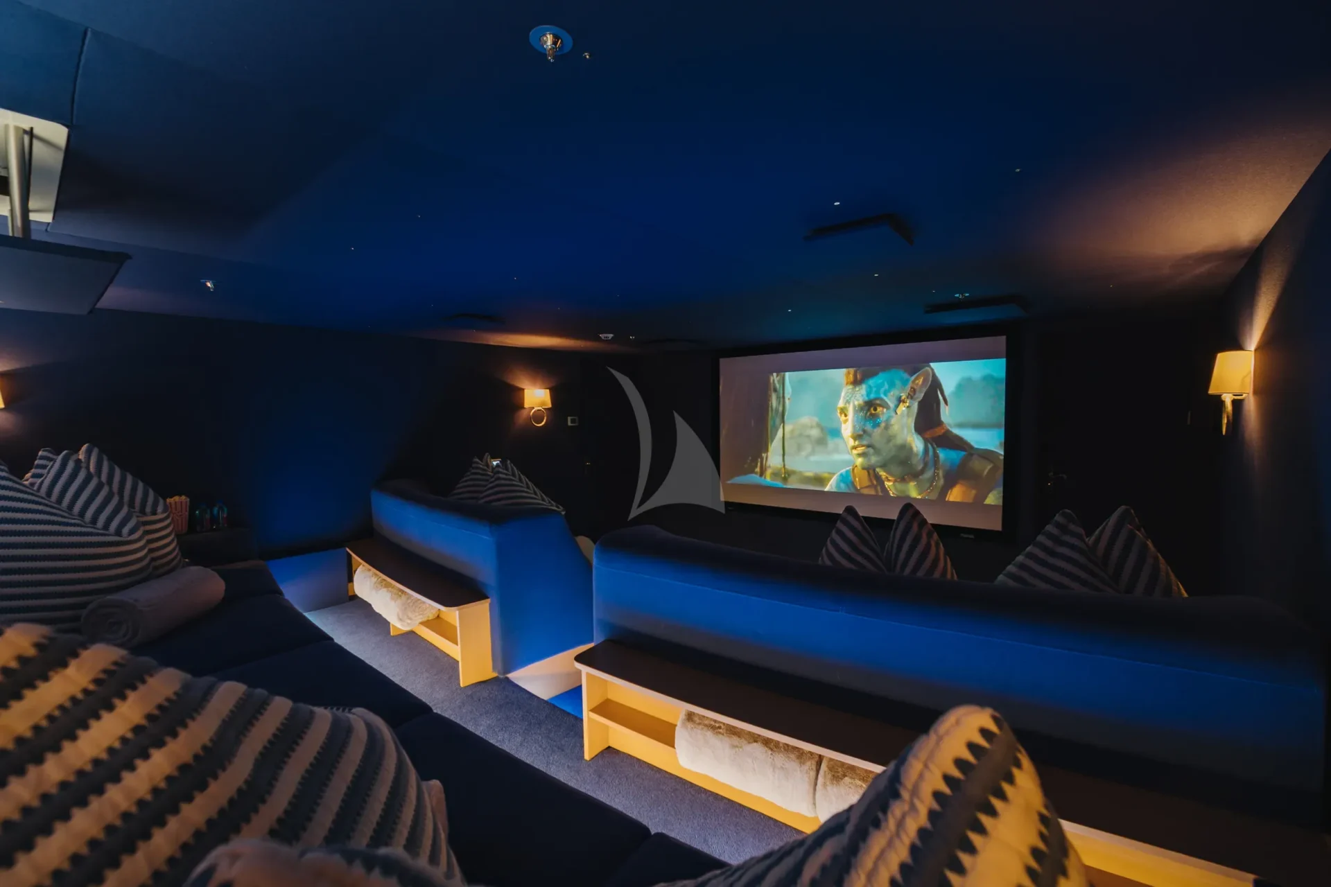 HUNTRESS Charter Yacht