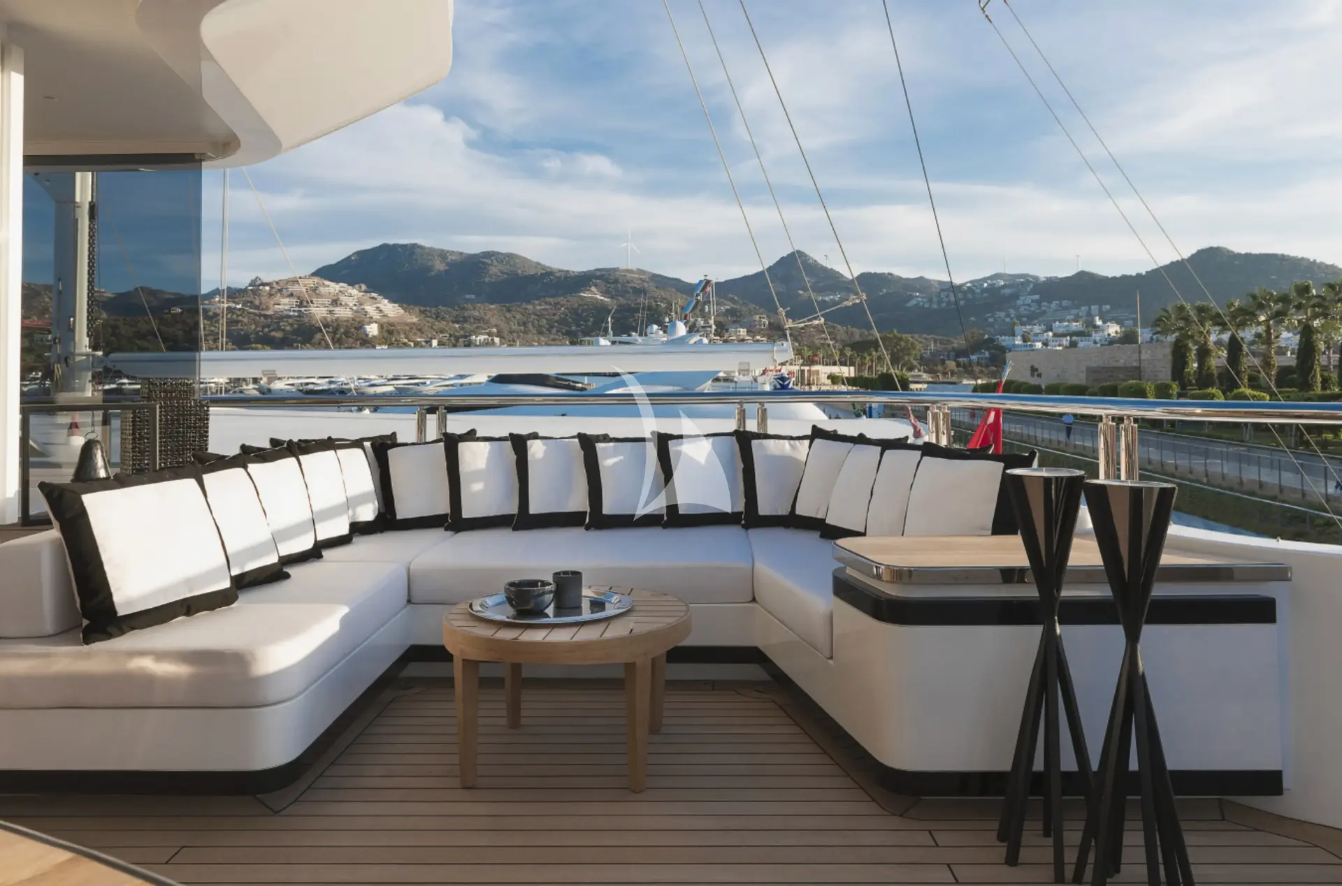LIQUID SKY Charter Yacht