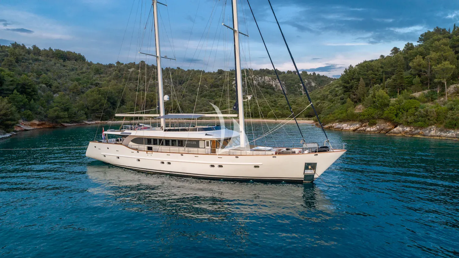 NAVILUX Charter Yacht