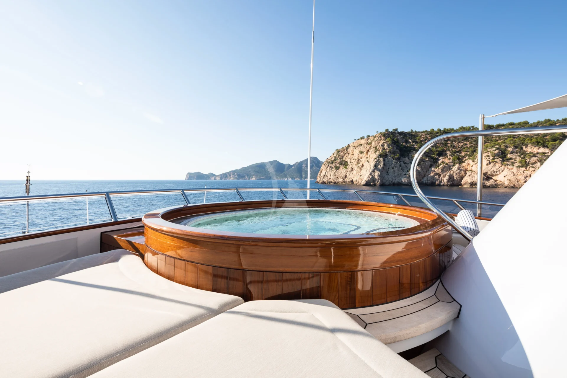 MIRAGE Charter Yacht