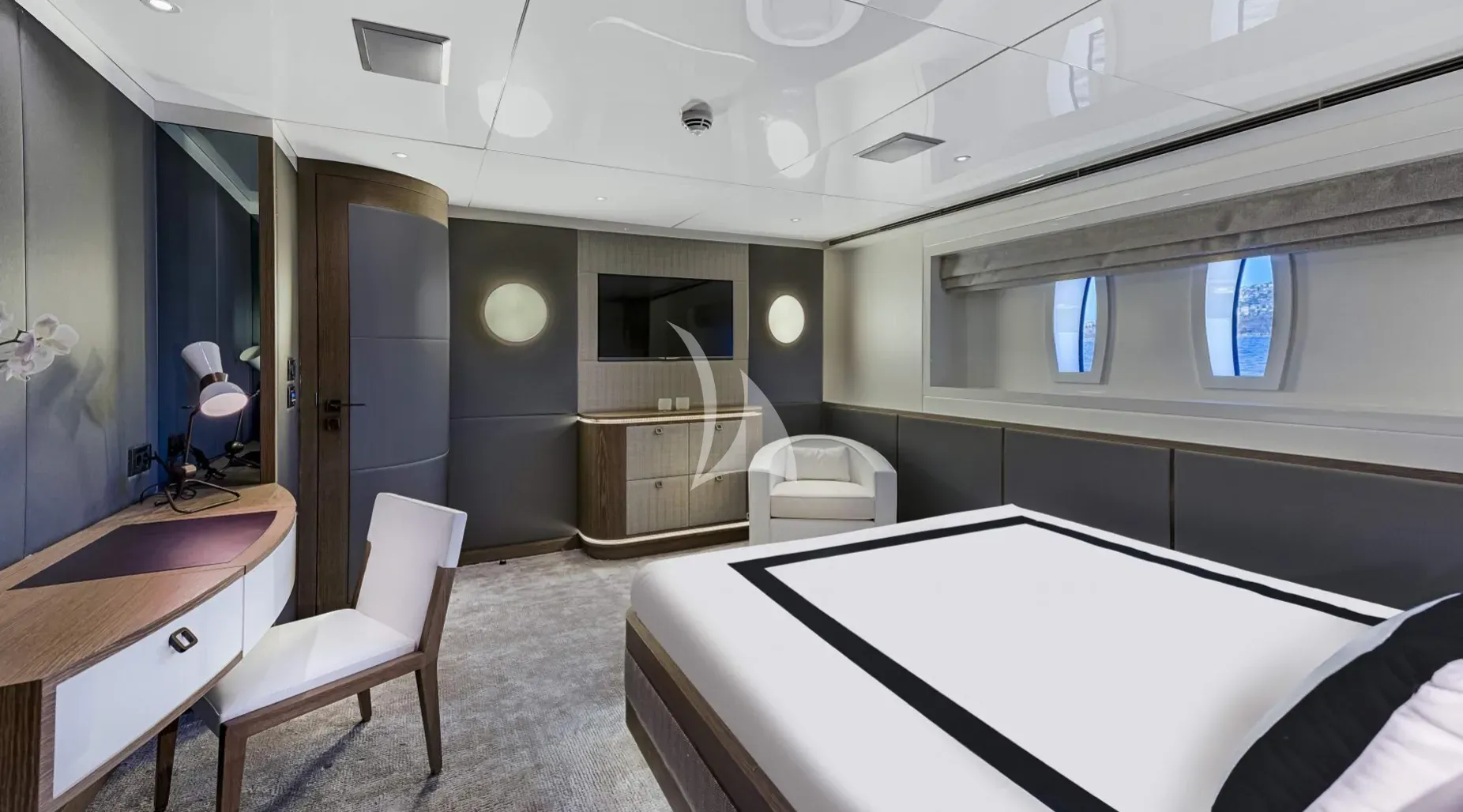 LIQUID SKY Charter Yacht