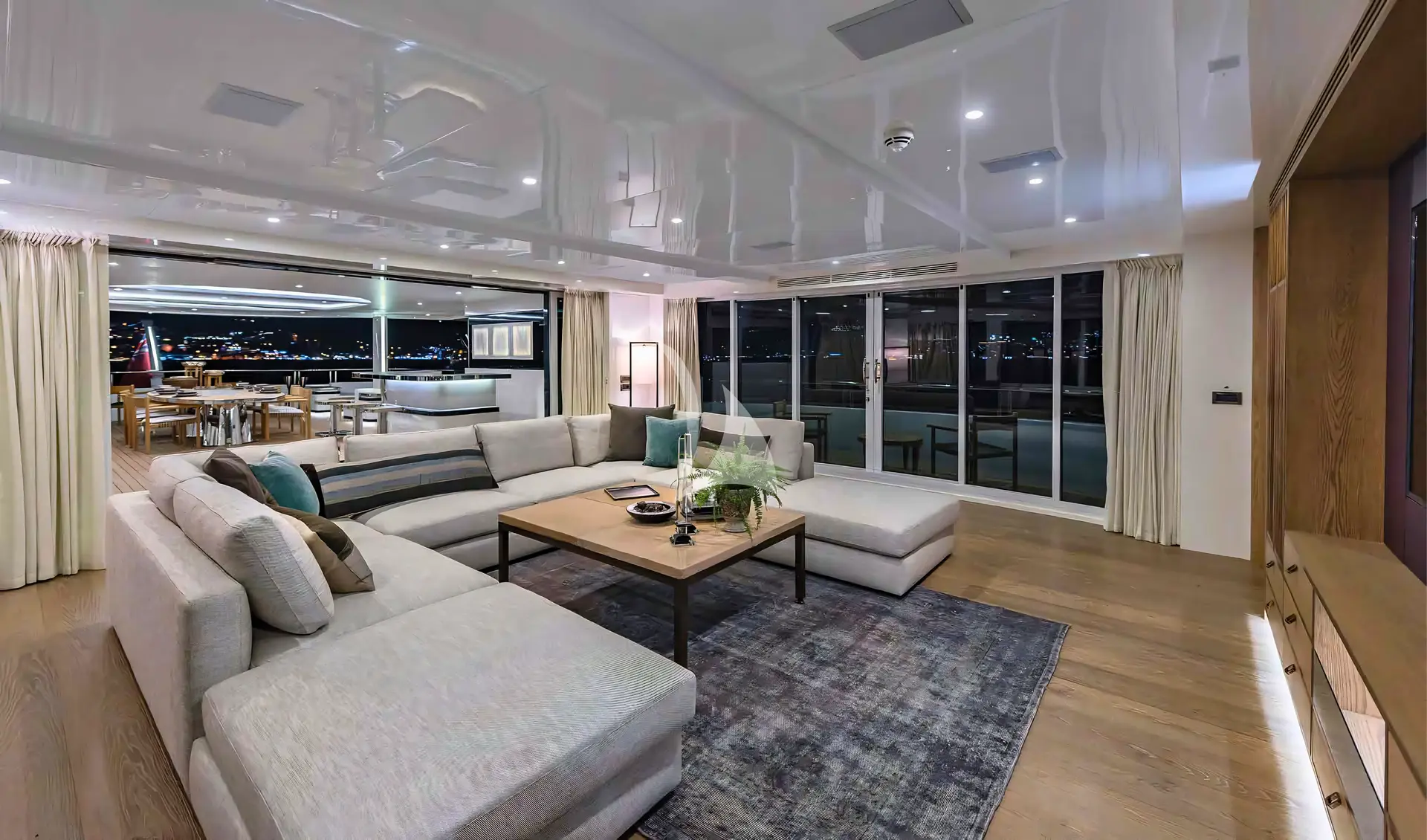 LIQUID SKY Charter Yacht