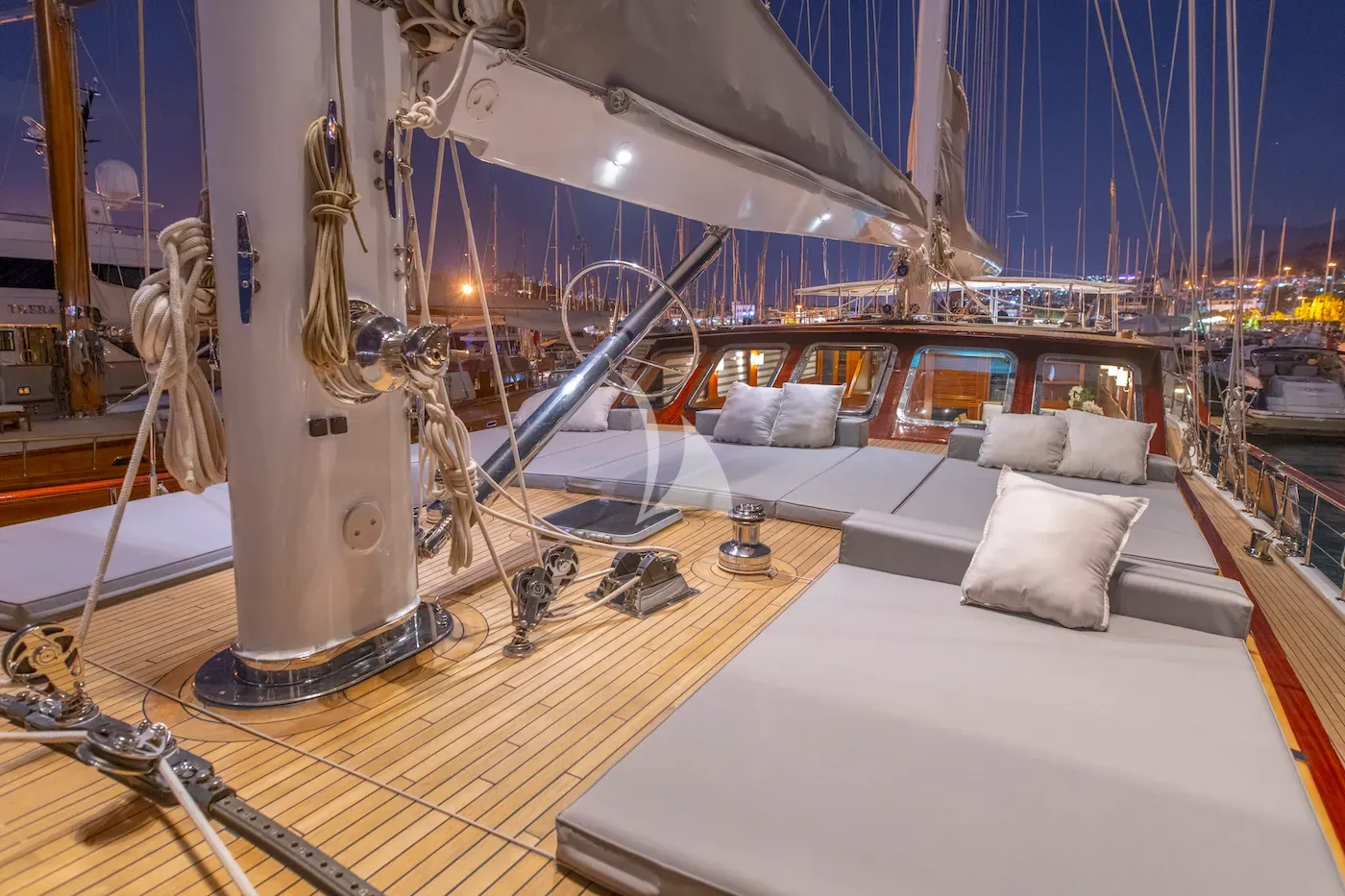 HIC SALTA Charter Yacht