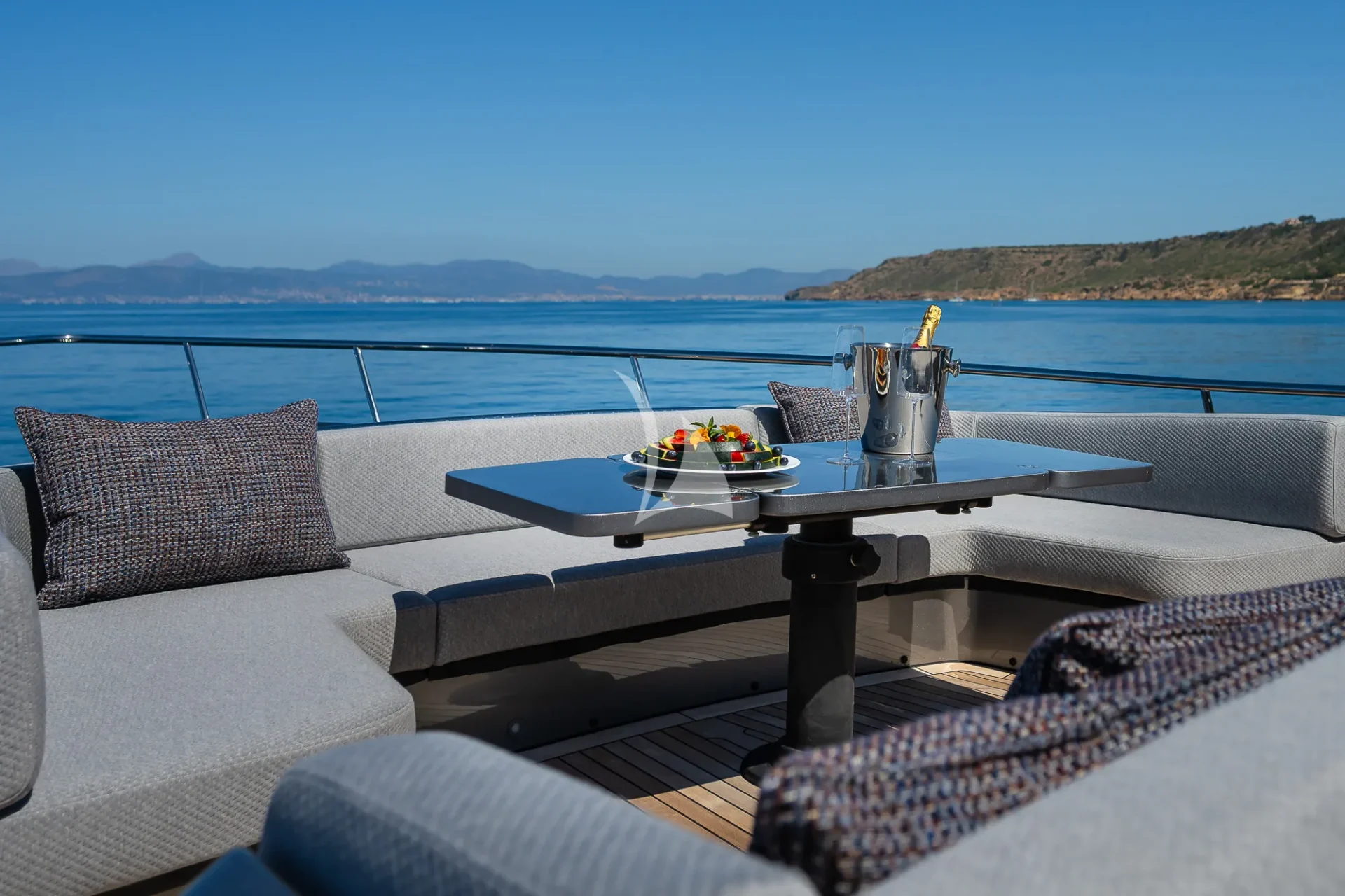 EL MACANN Charter Yacht