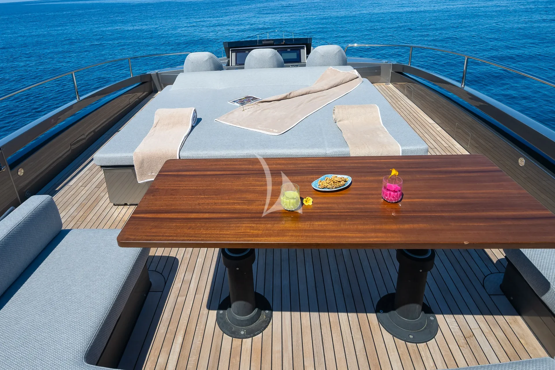 EL MACANN Charter Yacht