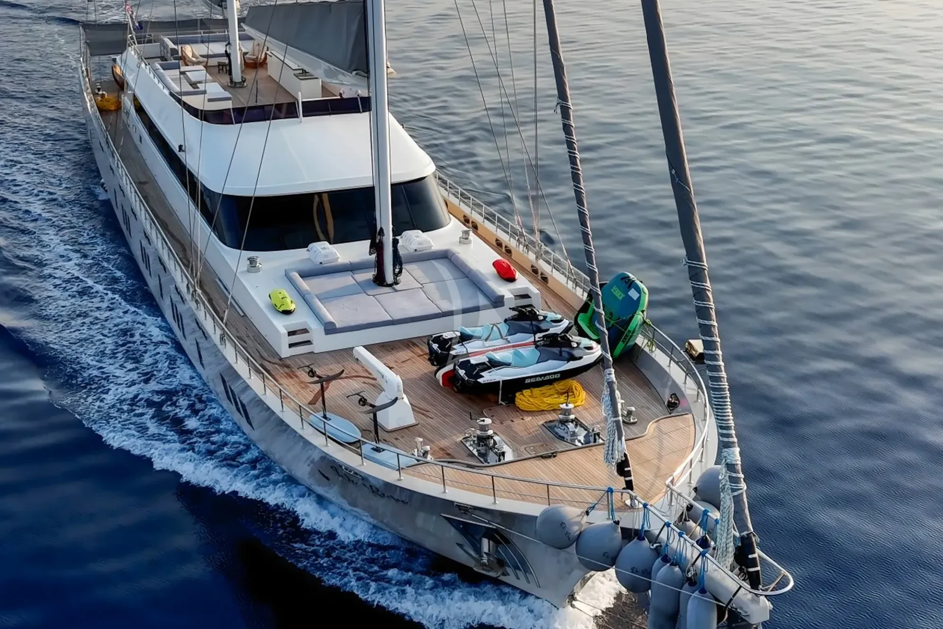 De Love Charter Yacht