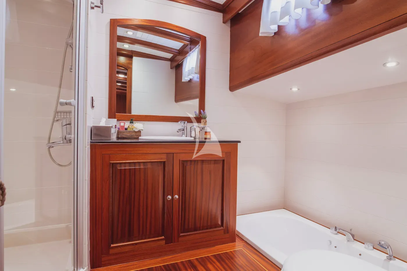 HIC SALTA Charter Yacht