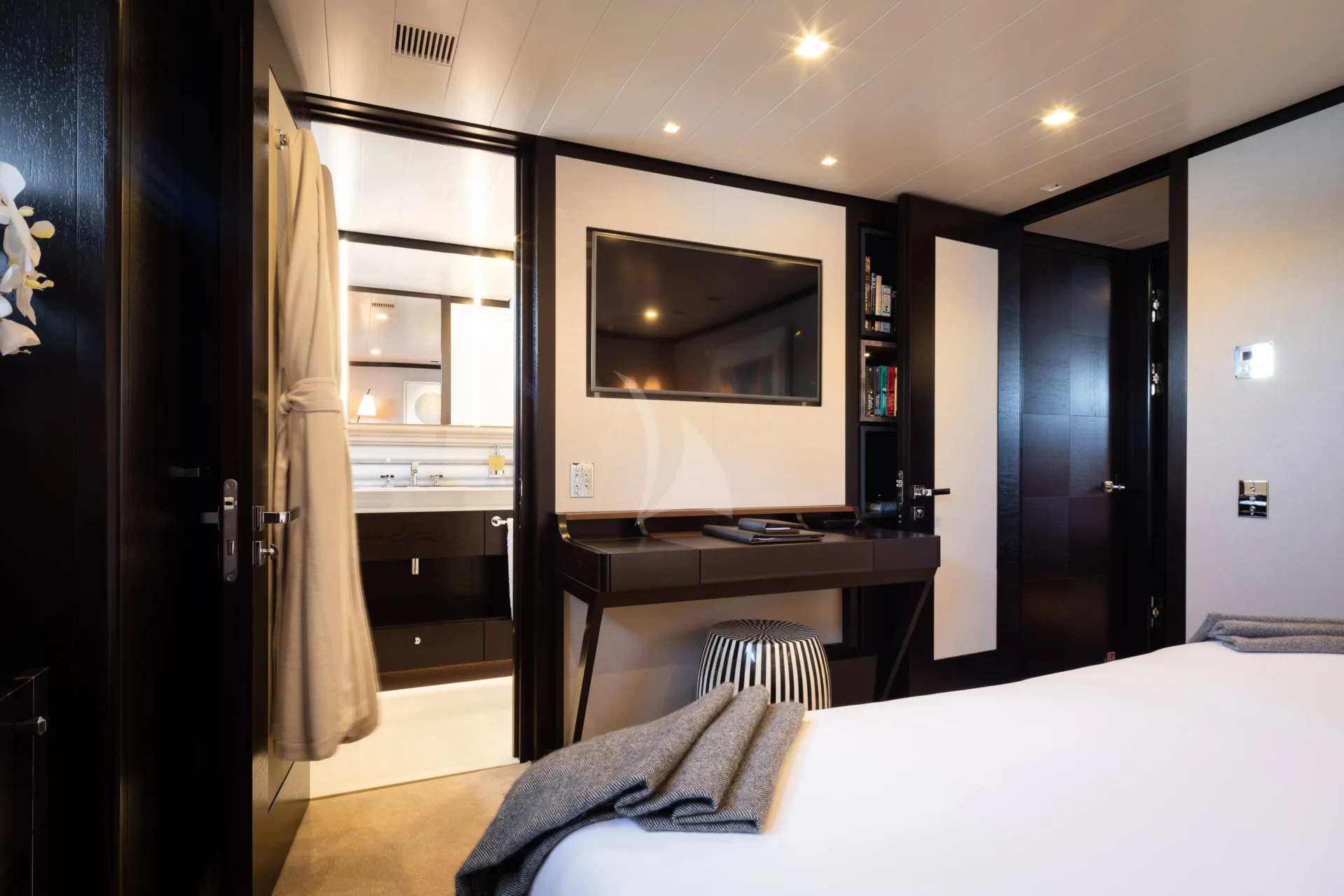 MIRAGE Charter Yacht