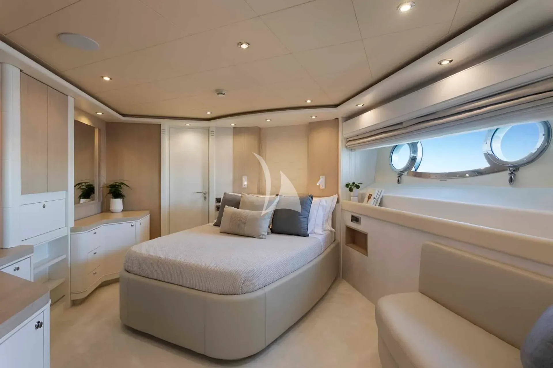 PARADISE Charter Yacht