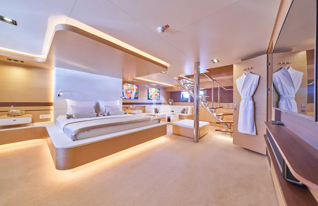OMNIA Charter Yacht