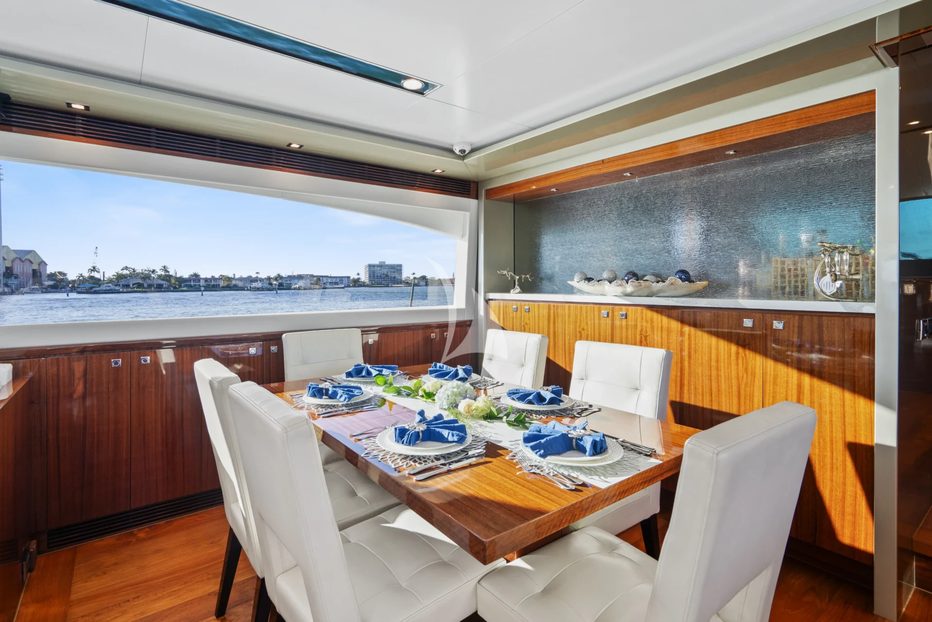 PILOT LOUNGE Charter Yacht