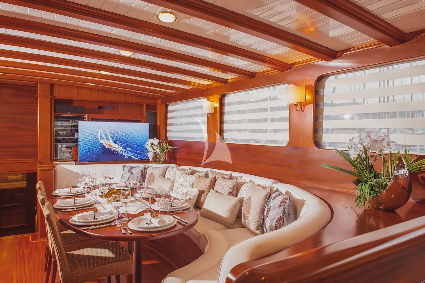 HIC SALTA Charter Yacht