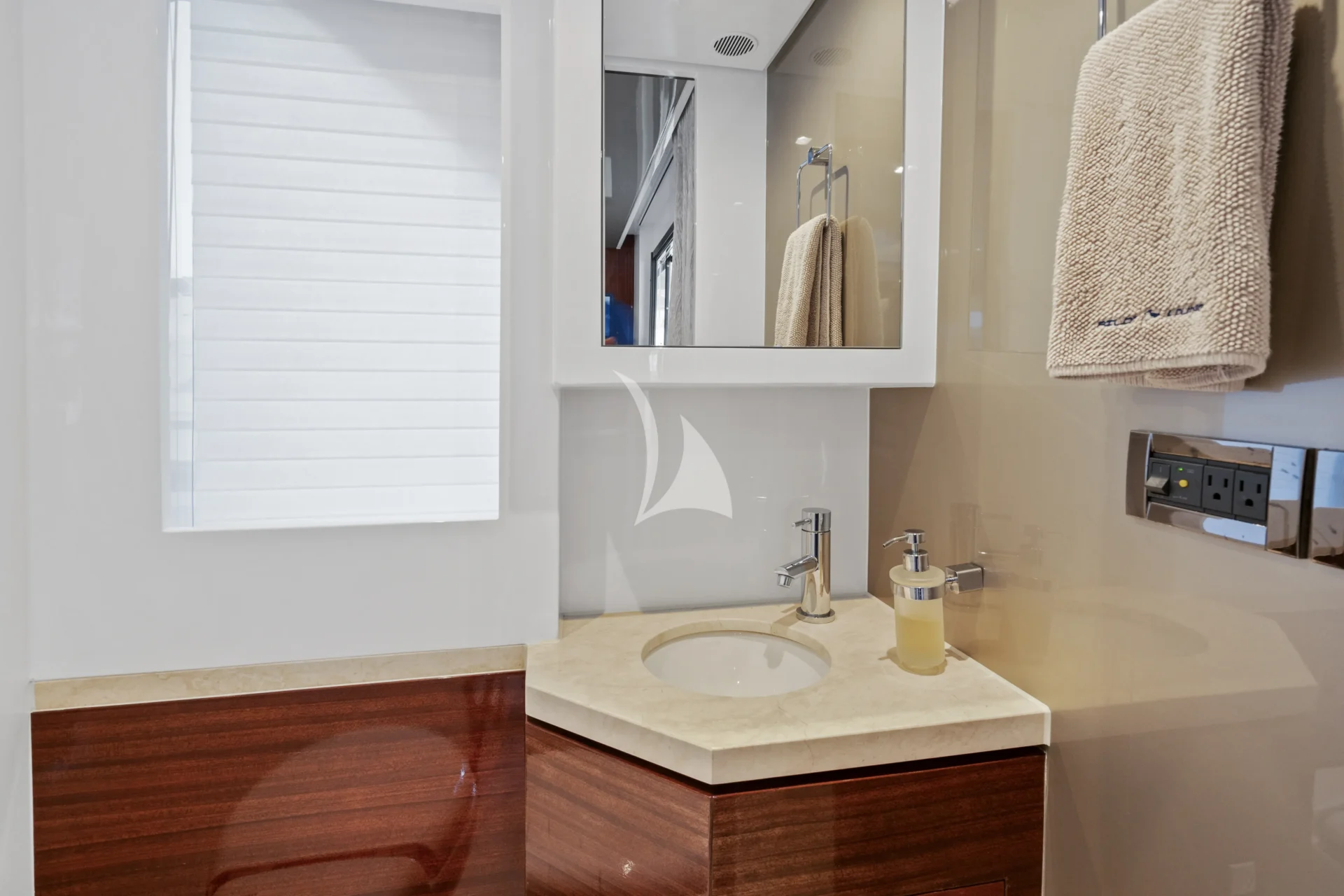 PILOT LOUNGE Charter Yacht