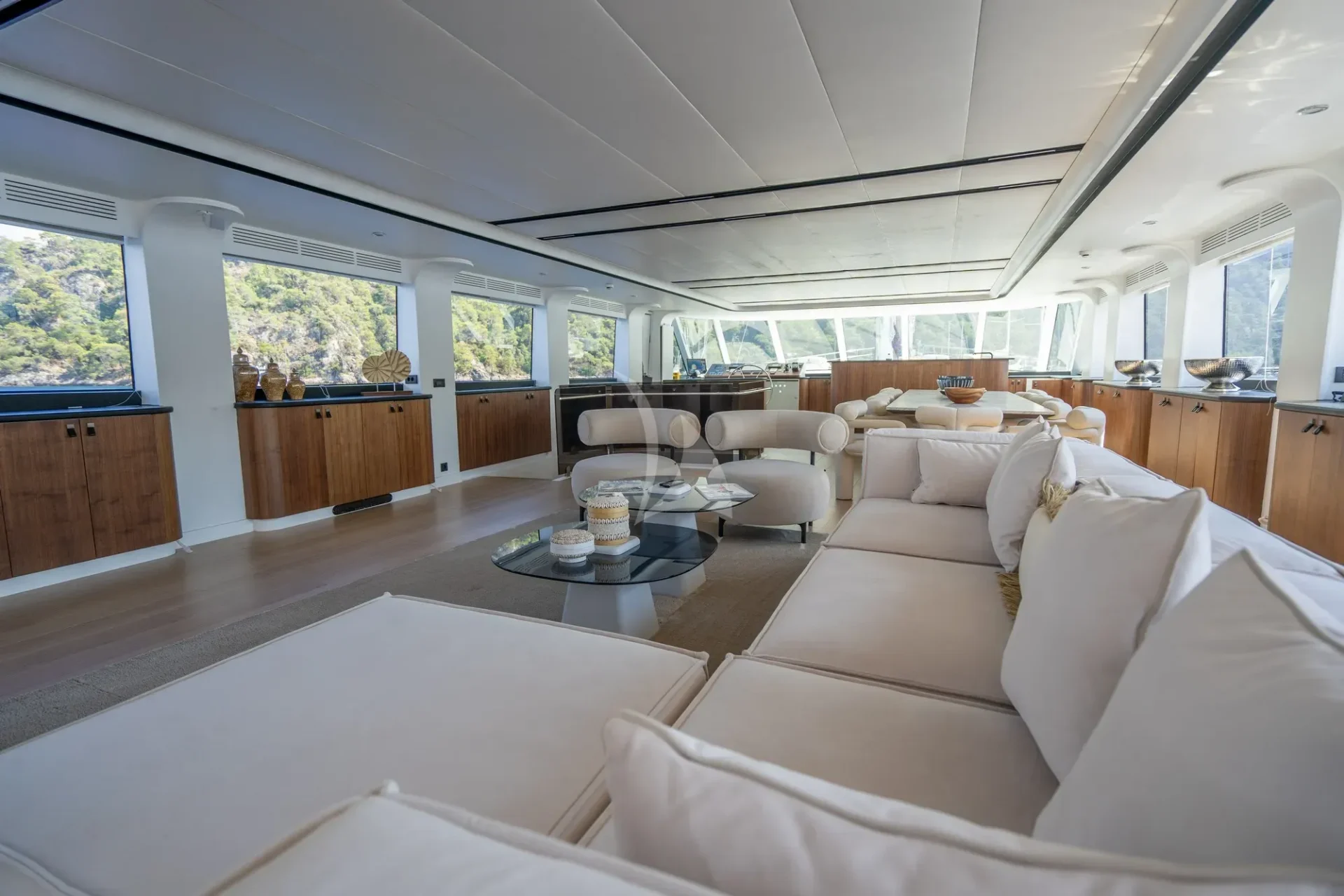 De Love Charter Yacht
