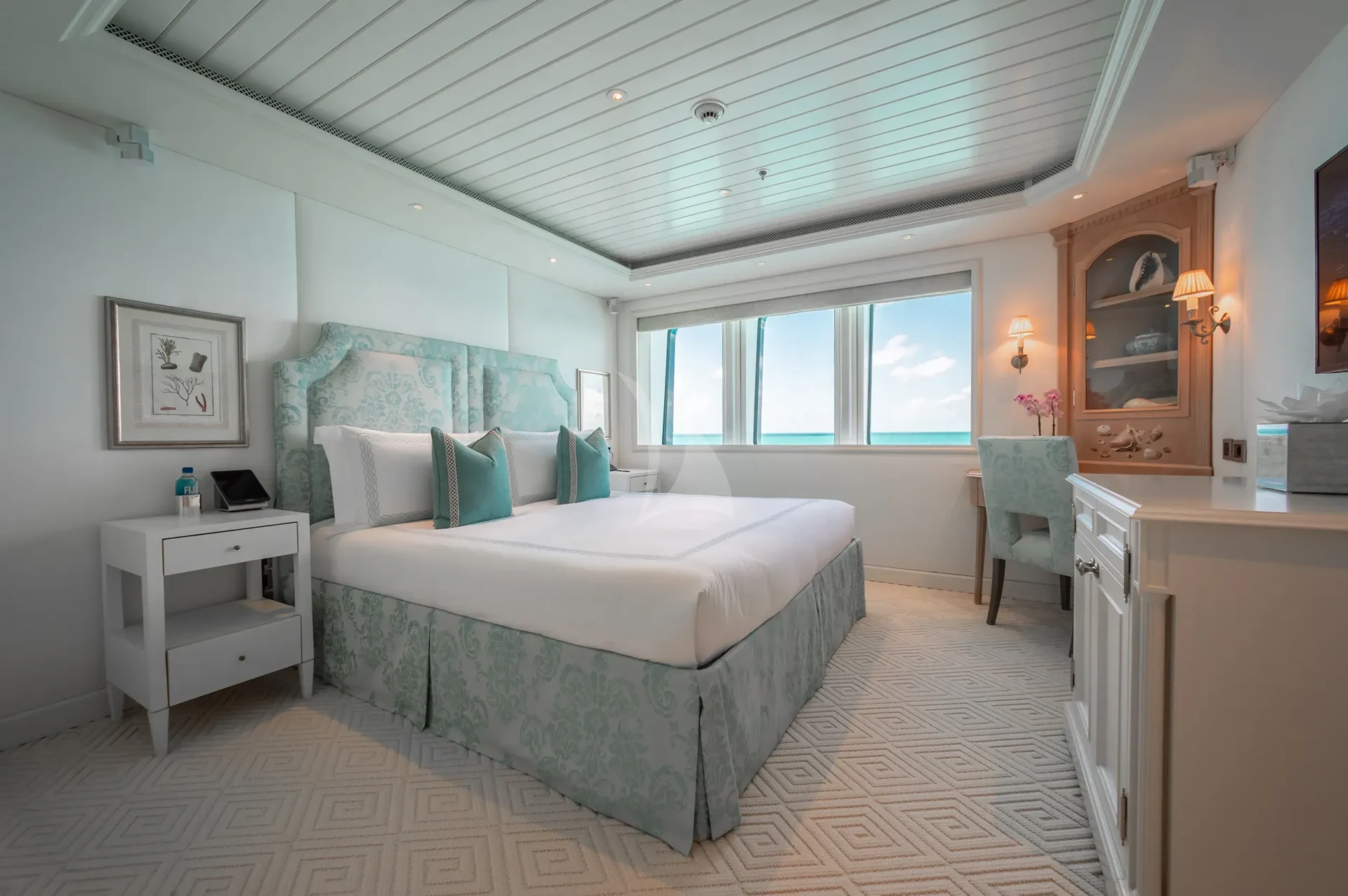 HUNTRESS Charter Yacht