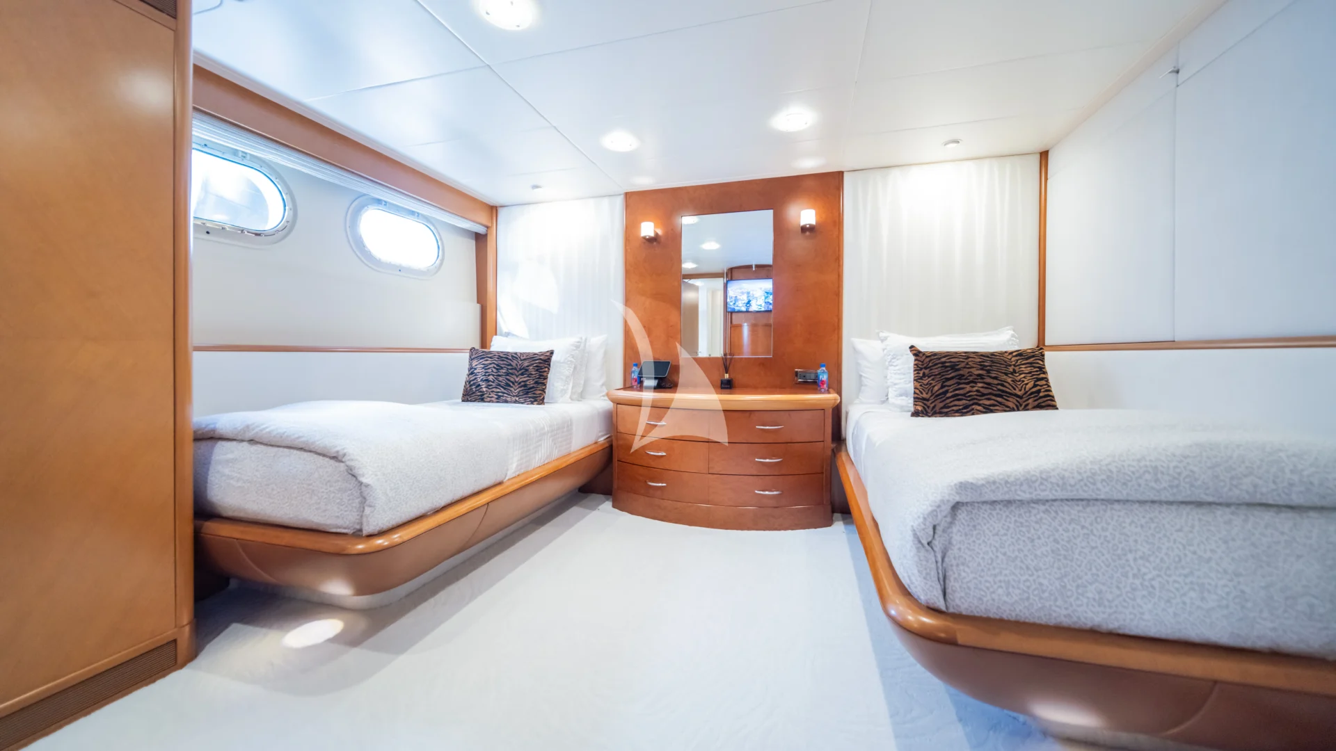 OCTOPUS Charter Yacht