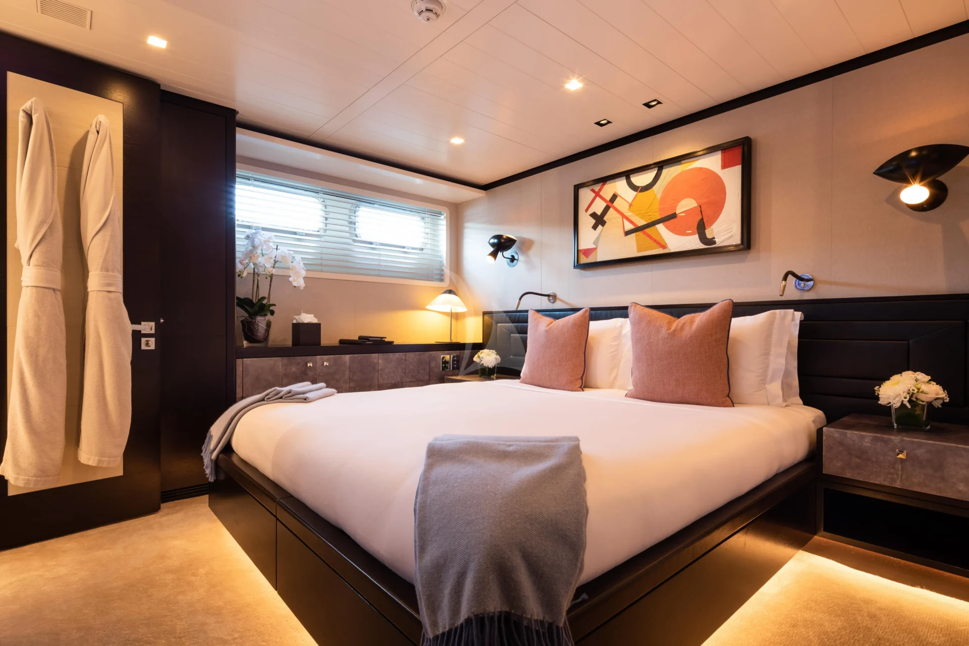 MIRAGE Charter Yacht