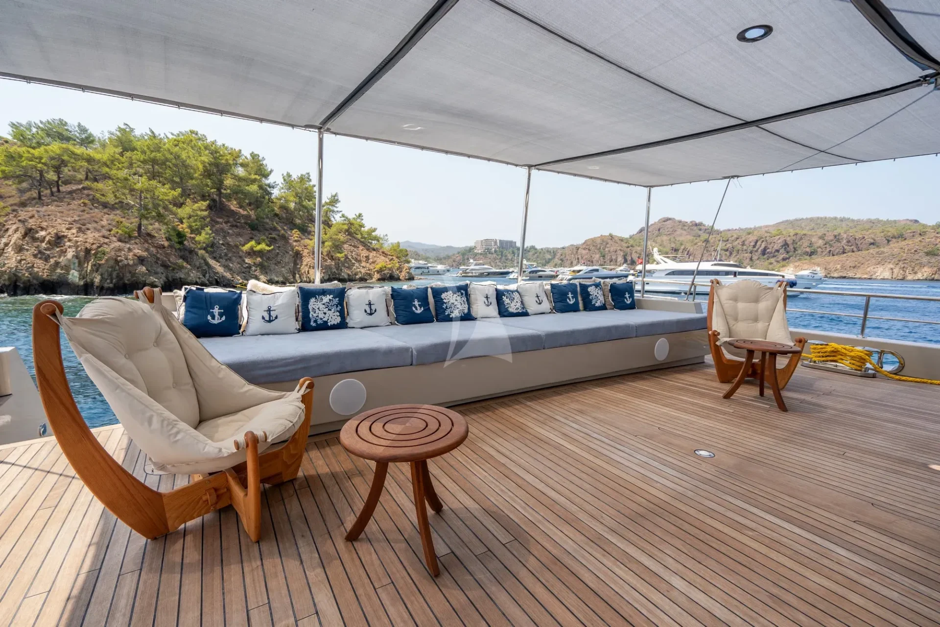 De Love Charter Yacht