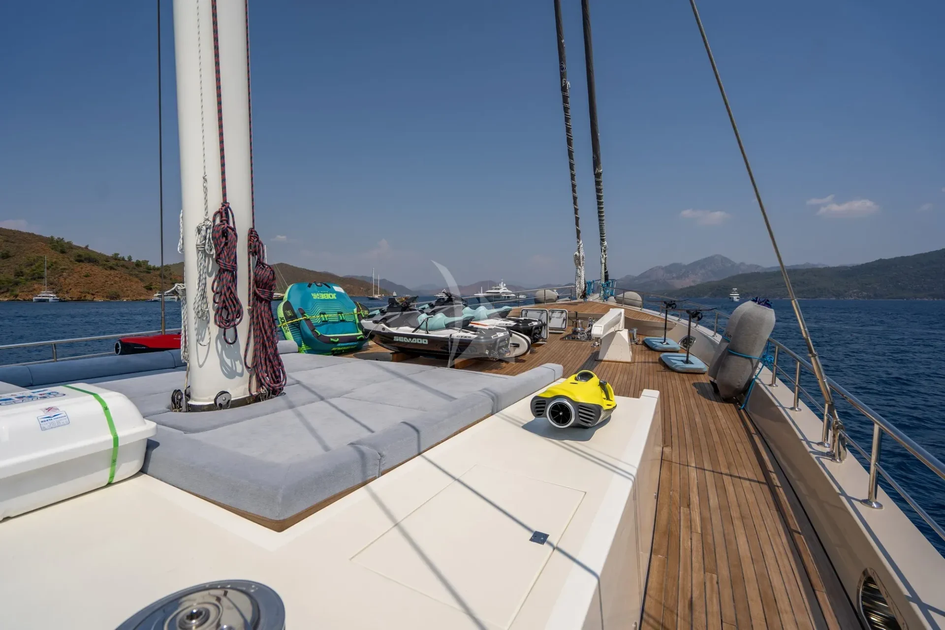 De Love Charter Yacht