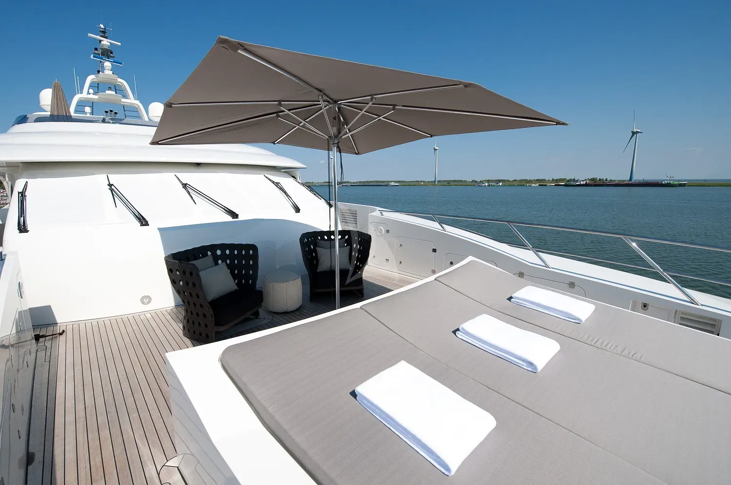 LATITUDE Charter Yacht