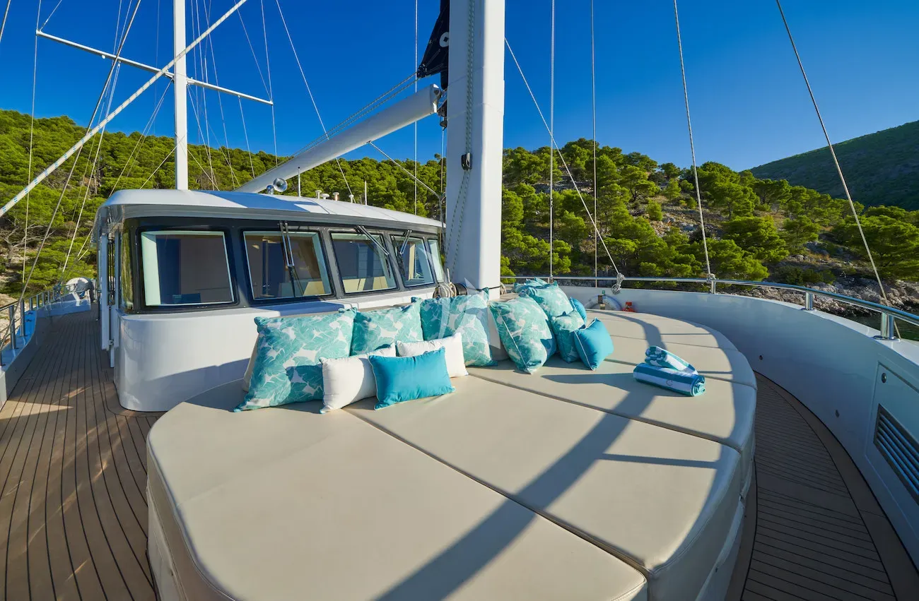 OMNIA Charter Yacht