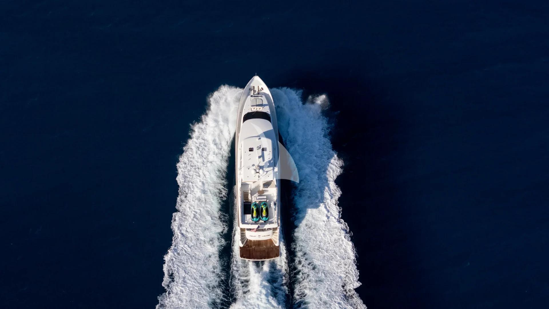 PILOT LOUNGE Charter Yacht