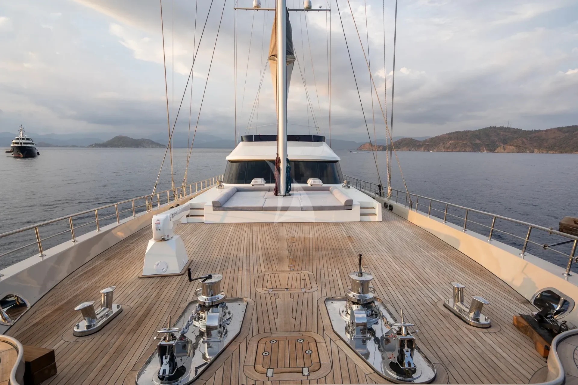 De Love Charter Yacht
