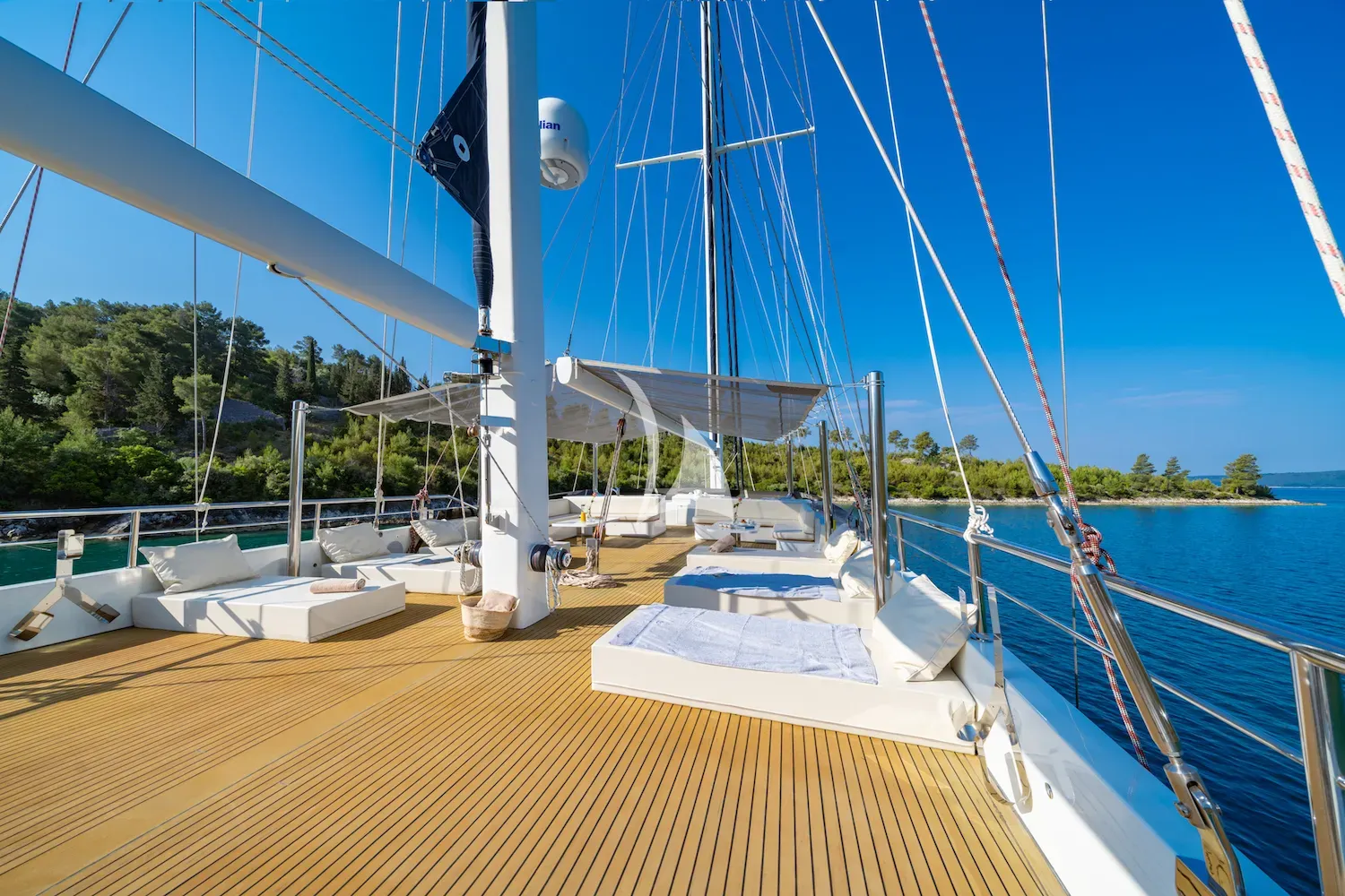 NAVILUX Charter Yacht