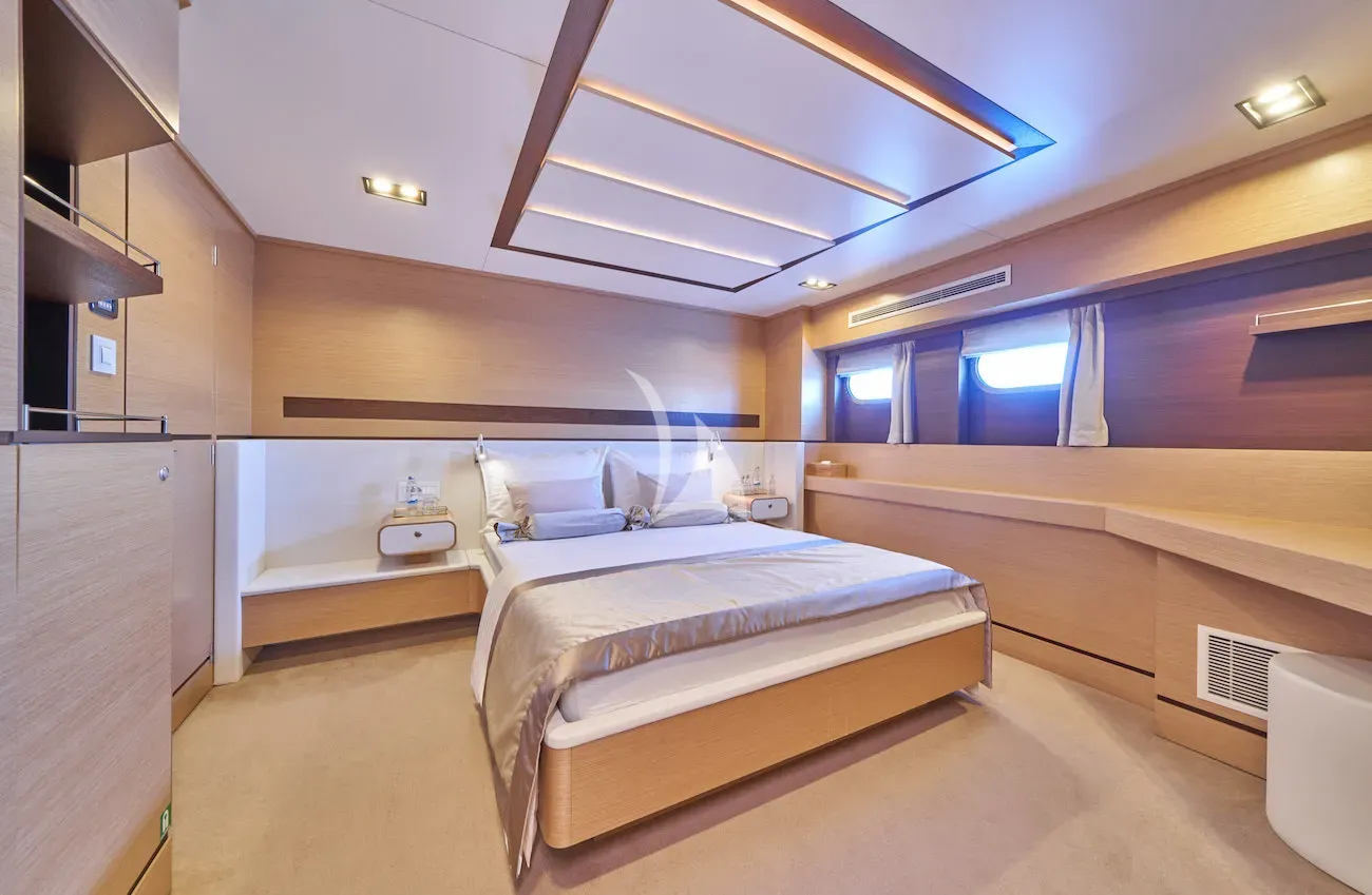 OMNIA Charter Yacht