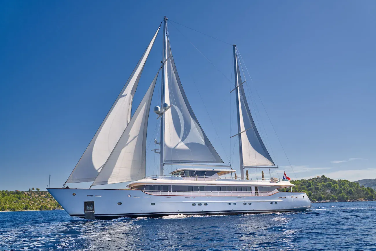 OMNIA Charter Yacht