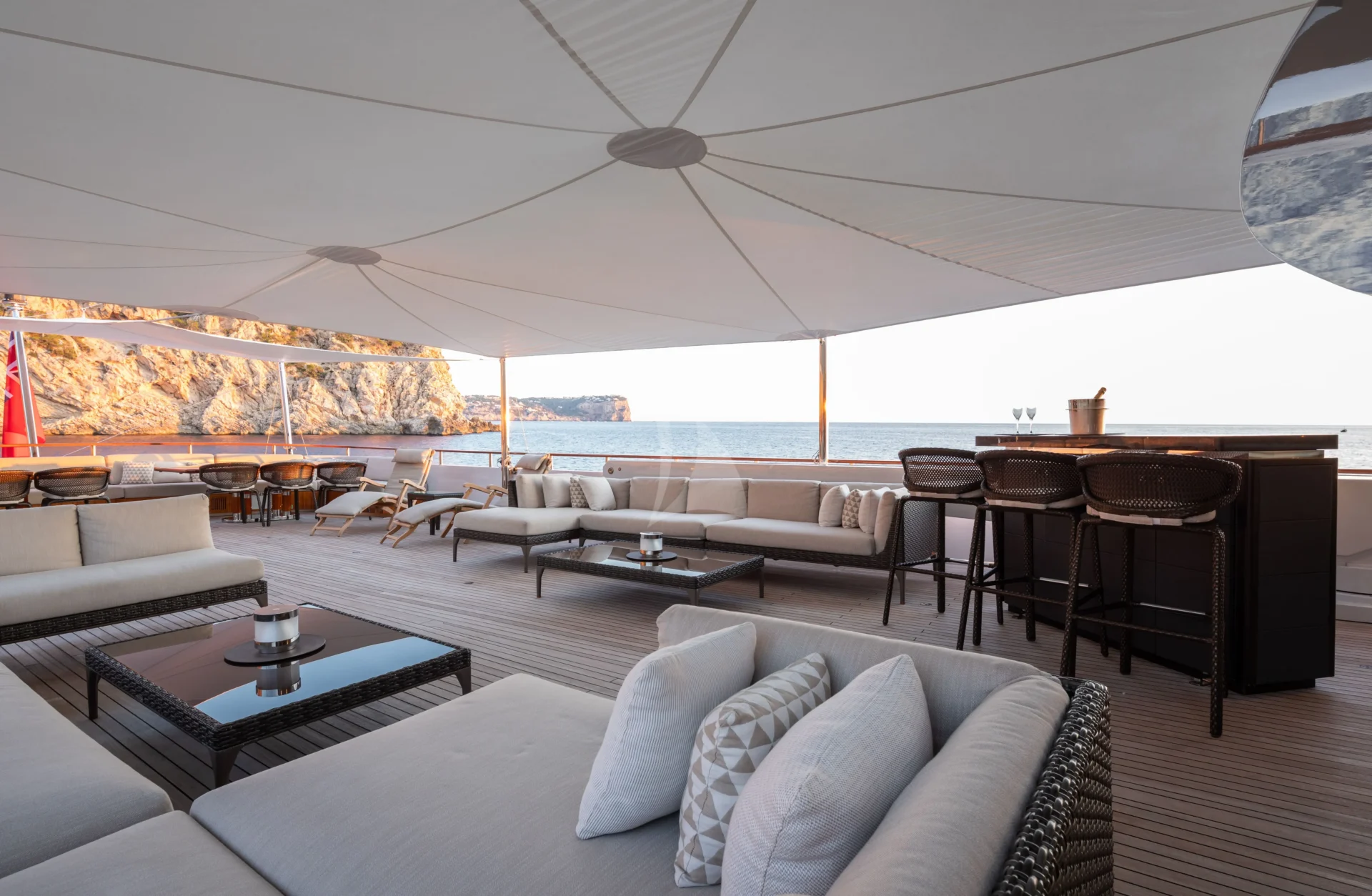 MIRAGE Charter Yacht