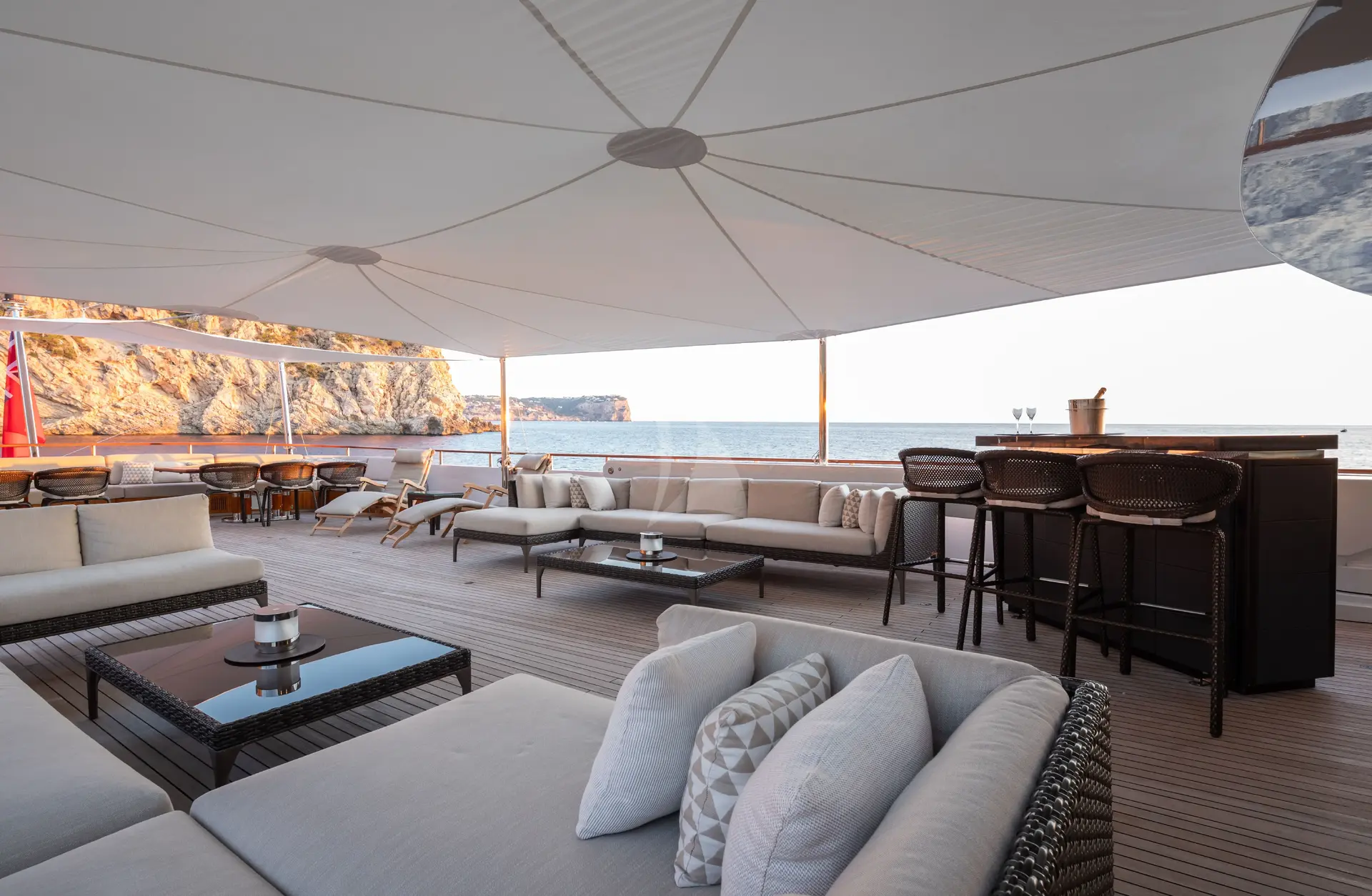 MIRAGE Charter Yacht