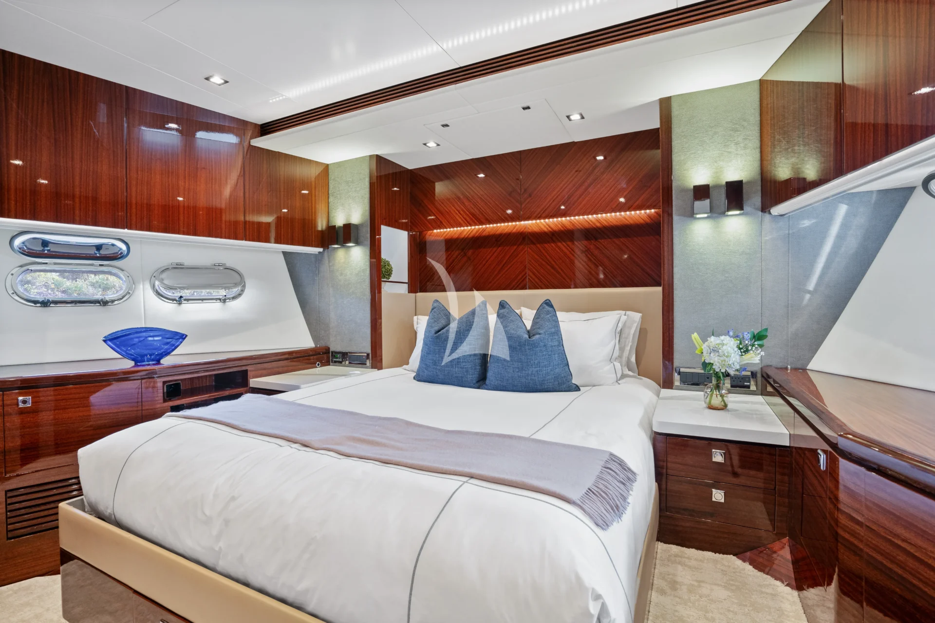 PILOT LOUNGE Charter Yacht