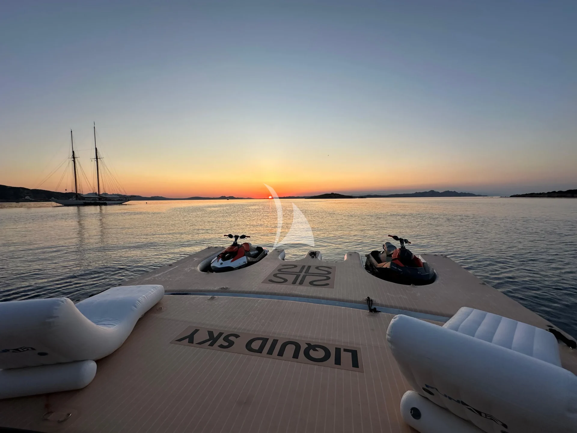 LIQUID SKY Charter Yacht