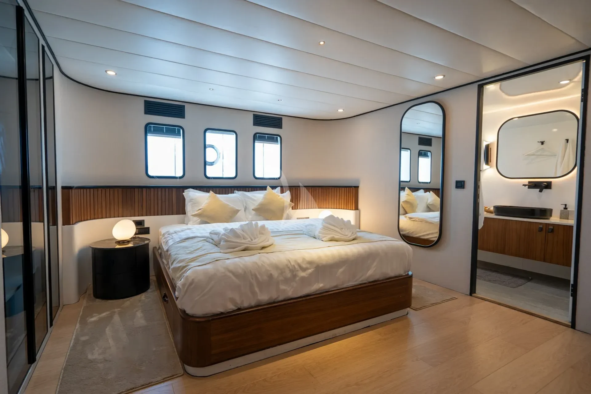De Love Charter Yacht