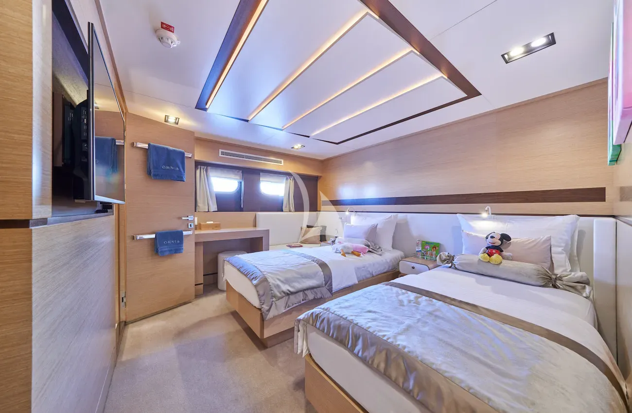 OMNIA Charter Yacht