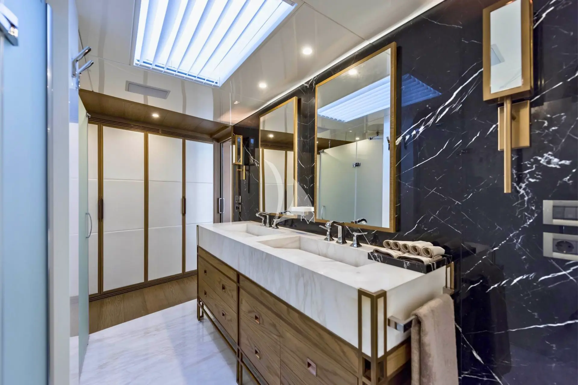 LIQUID SKY Charter Yacht