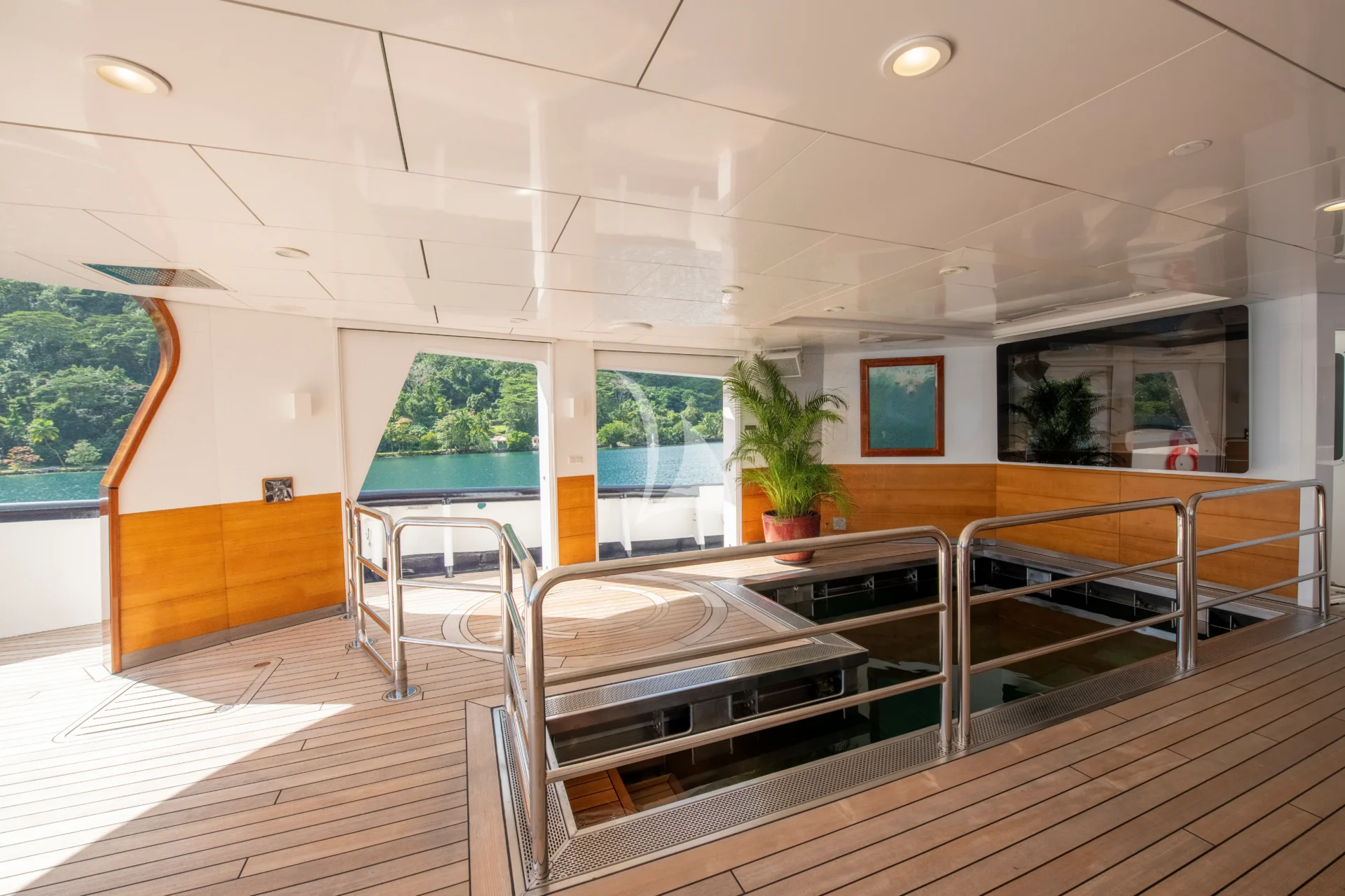 ARCTIC Charter Yacht