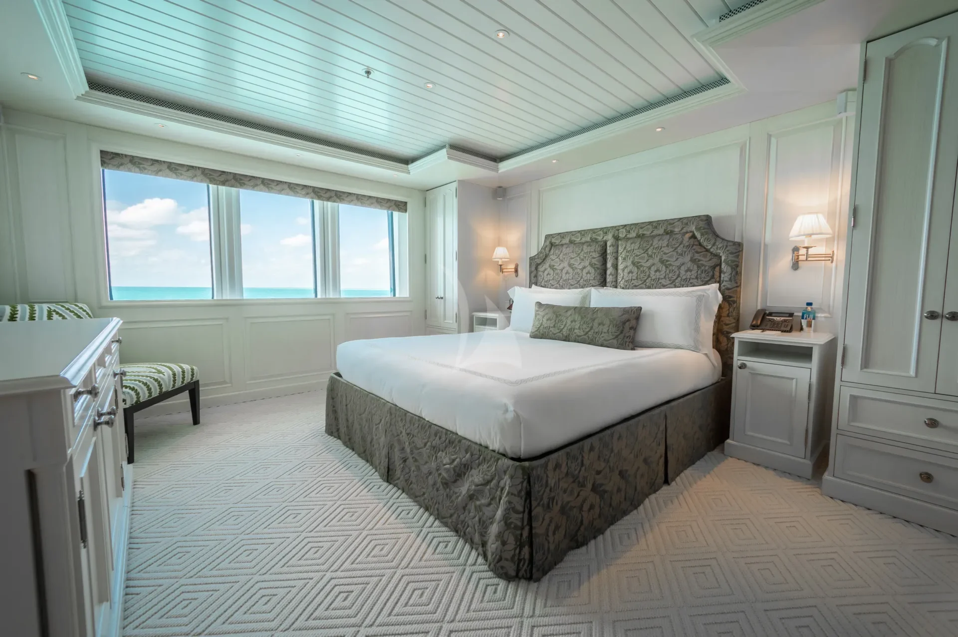 HUNTRESS Charter Yacht