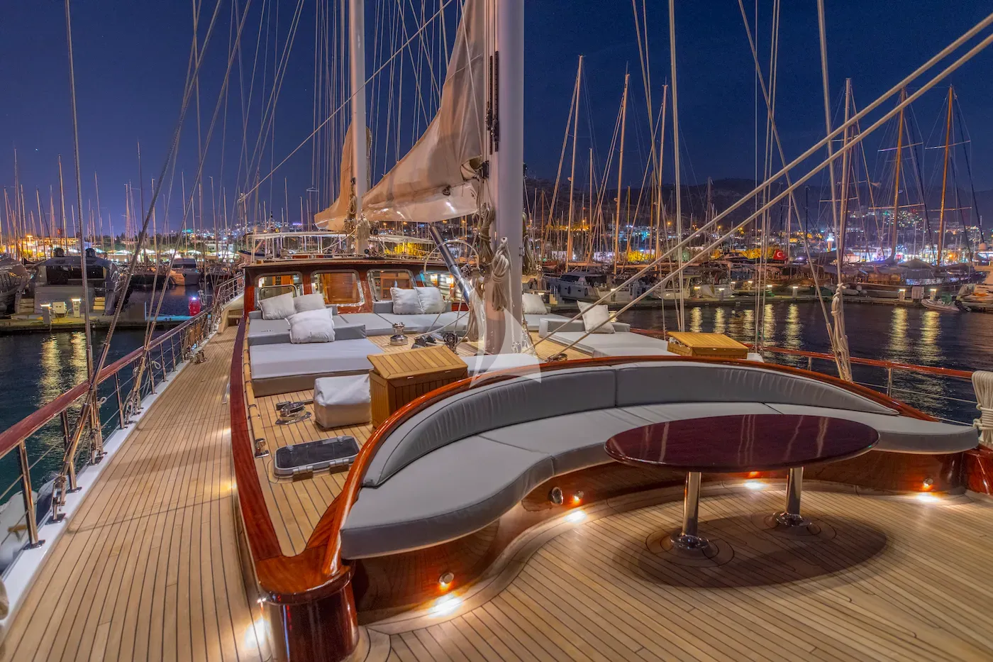 HIC SALTA Charter Yacht
