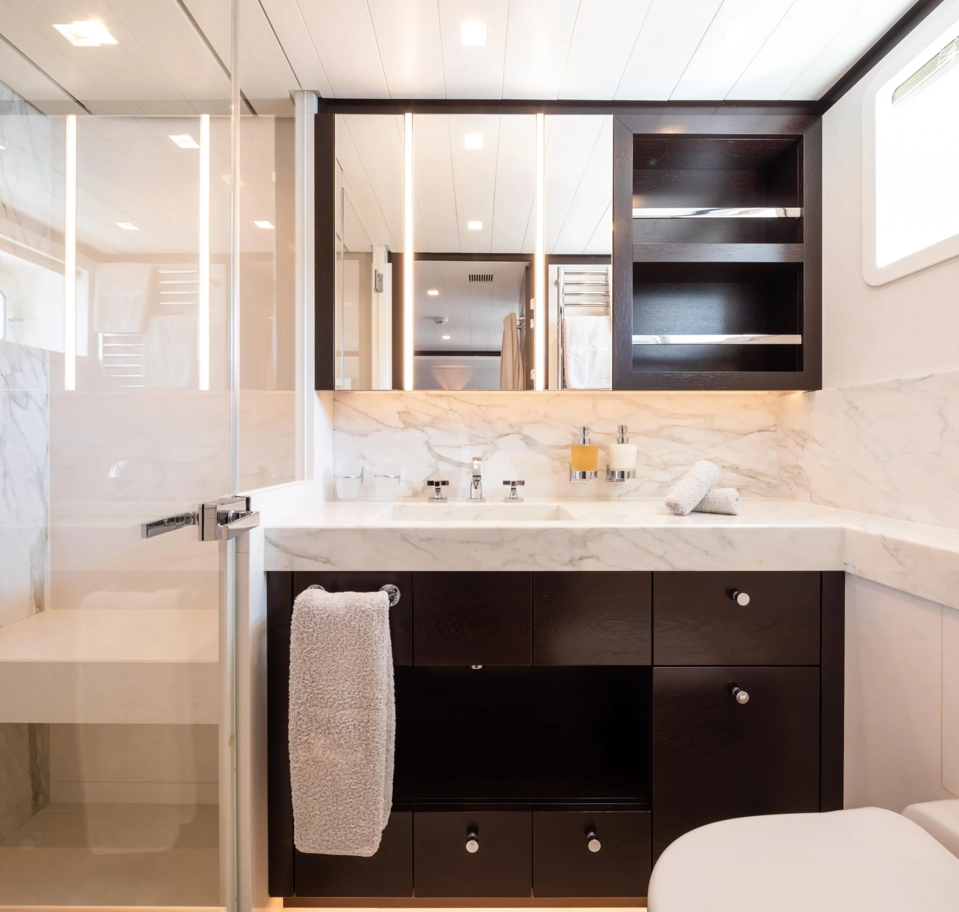 MIRAGE Charter Yacht