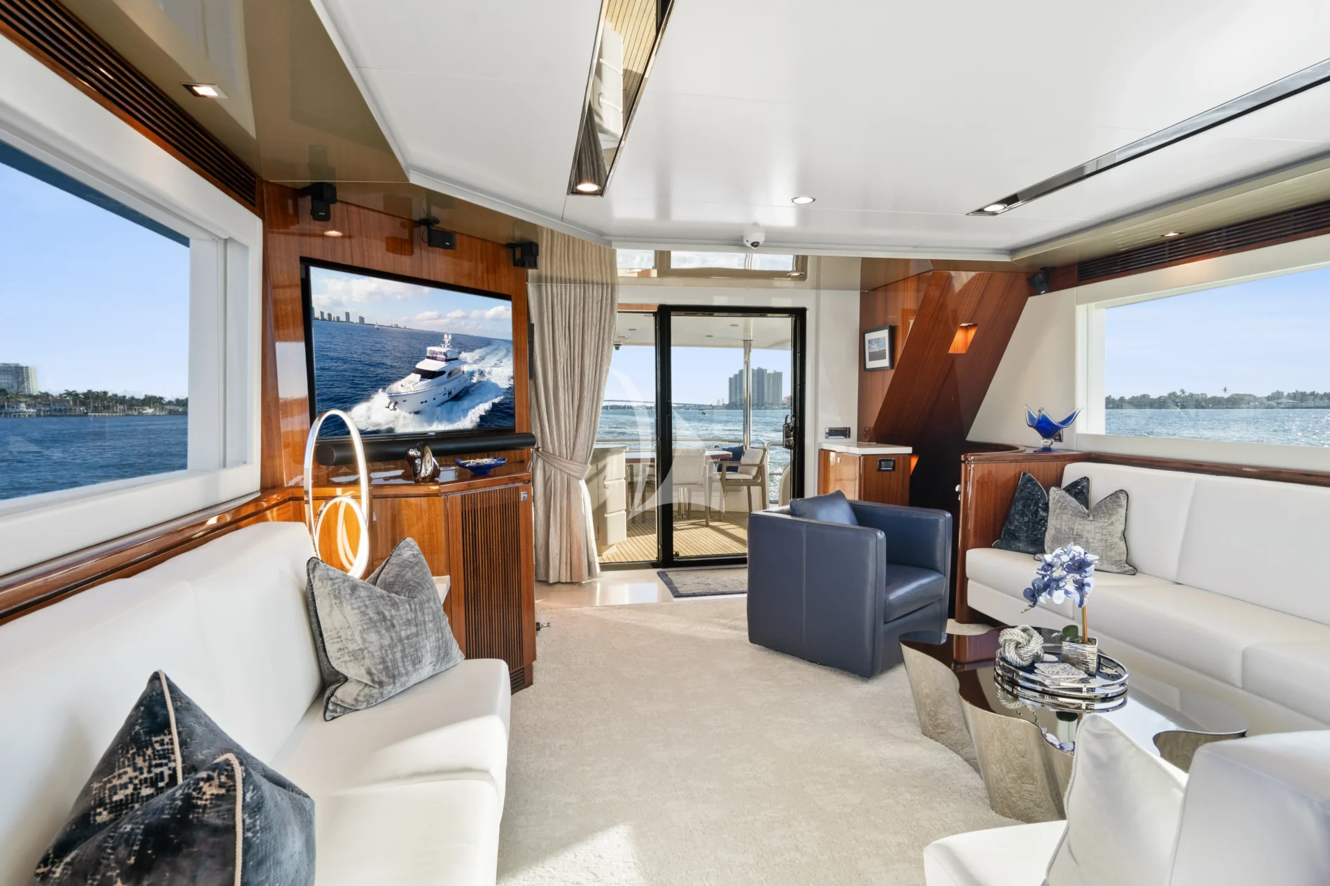 PILOT LOUNGE Charter Yacht