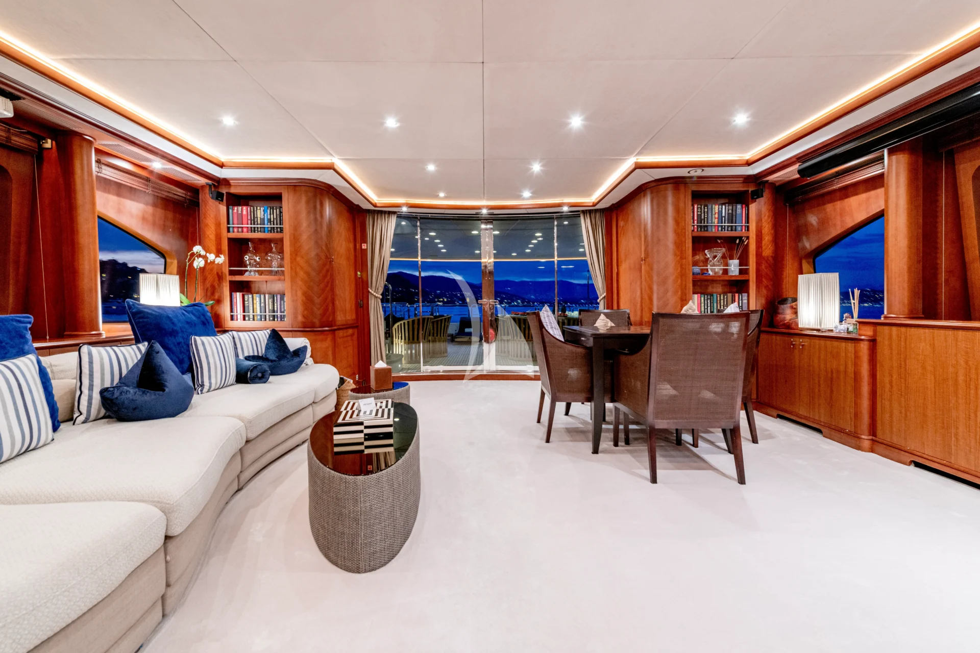 SEA BLUEZ Charter Yacht