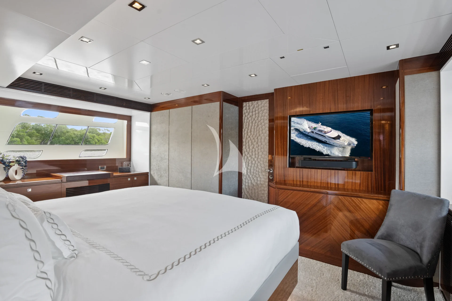 PILOT LOUNGE Charter Yacht