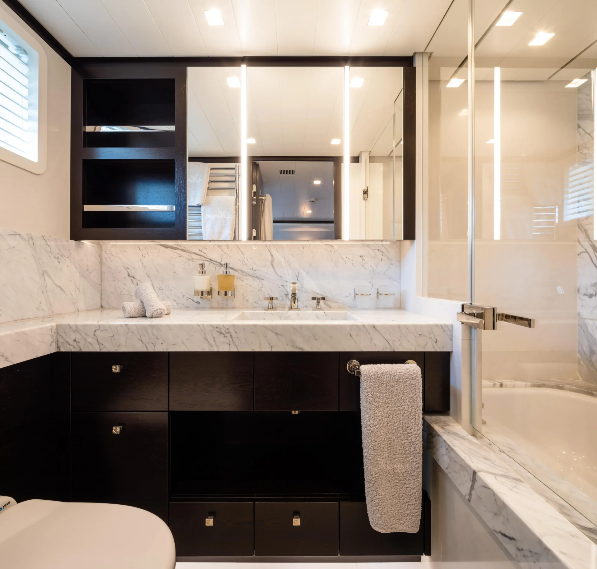 MIRAGE Charter Yacht