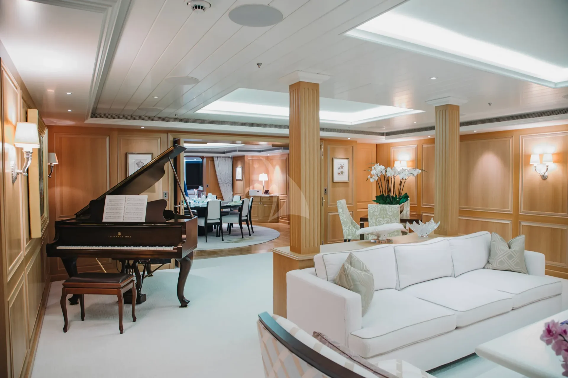 HUNTRESS Charter Yacht