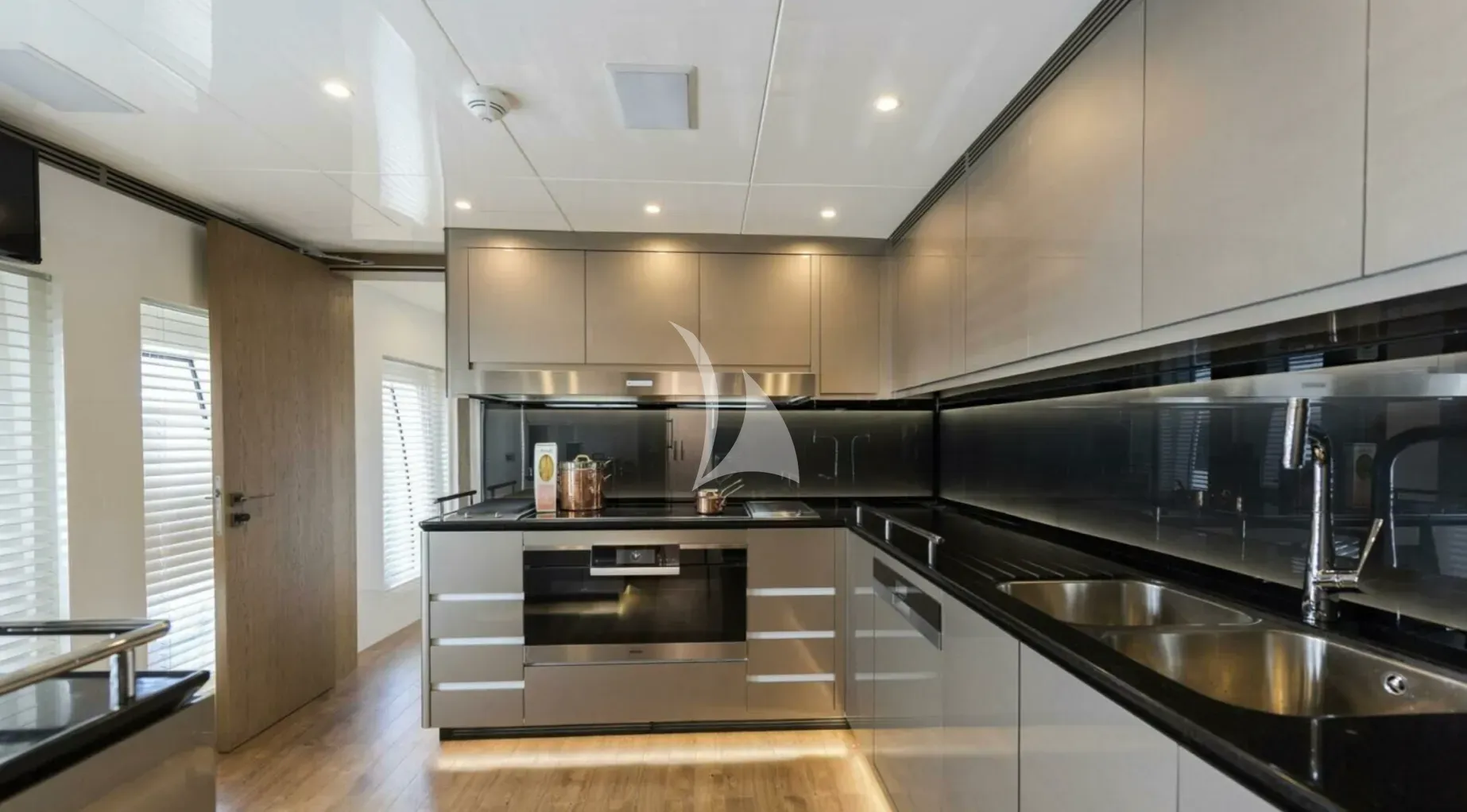 LIQUID SKY Charter Yacht