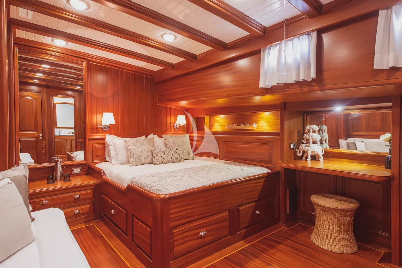 HIC SALTA Charter Yacht
