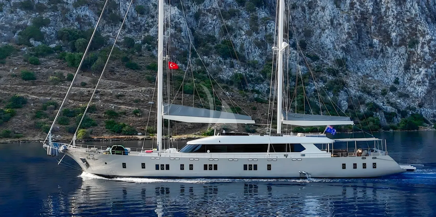 De Love Charter Yacht